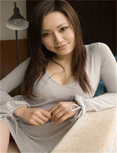用刀划开女孩子的衣服